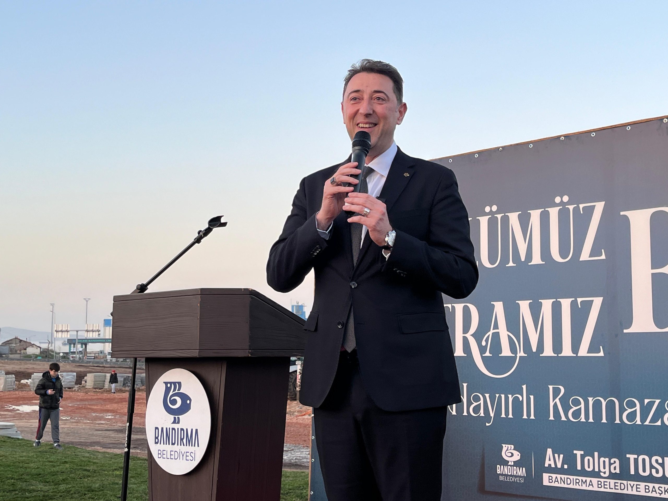 BAŞKAN TOLGA TOSUN’UN İFTARI 2 BİN KİŞİYİ BANDIRMA’NIN EN YENİ YAŞAM ALANINDA BULUŞTURDU Bandırma Belediye Başkanı Av. Tolga Tosun, Malta Parkı ve Yaşam