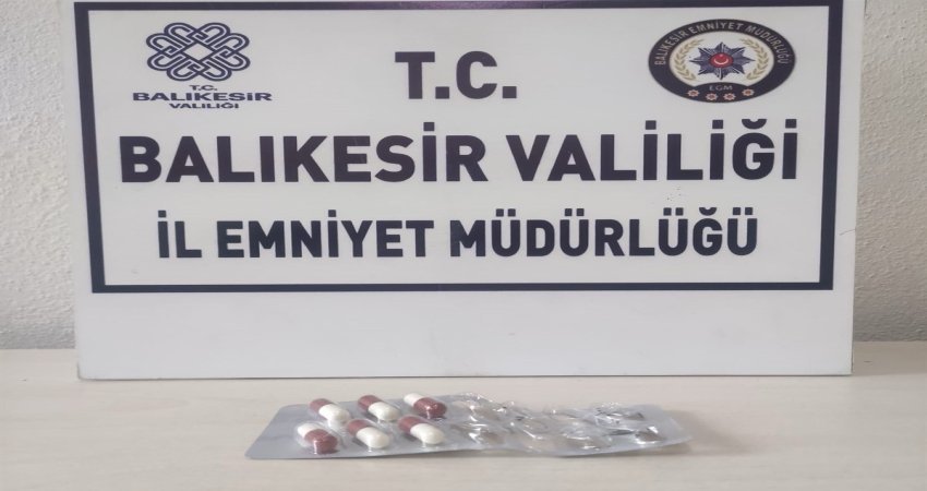 ŞÜPHELİ ŞAHISTAN UYUŞTURUCU NİTELİKLİ HAP ELE GEÇİRİLDİ Susurluk İlçe Emniyet Müdürlüğü ekiplerinin gerçekleştirdiği şok uygulamada şüpheli bir