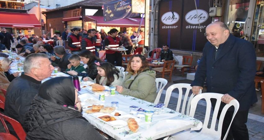 İBRAHİM PALAZ İFTARDA HEMŞEHRİLERİNİ DİNLEDİ CHP Gönen Belediye Başkan Adayı İbrahim Palaz, katıldığı iftar yemeğinde