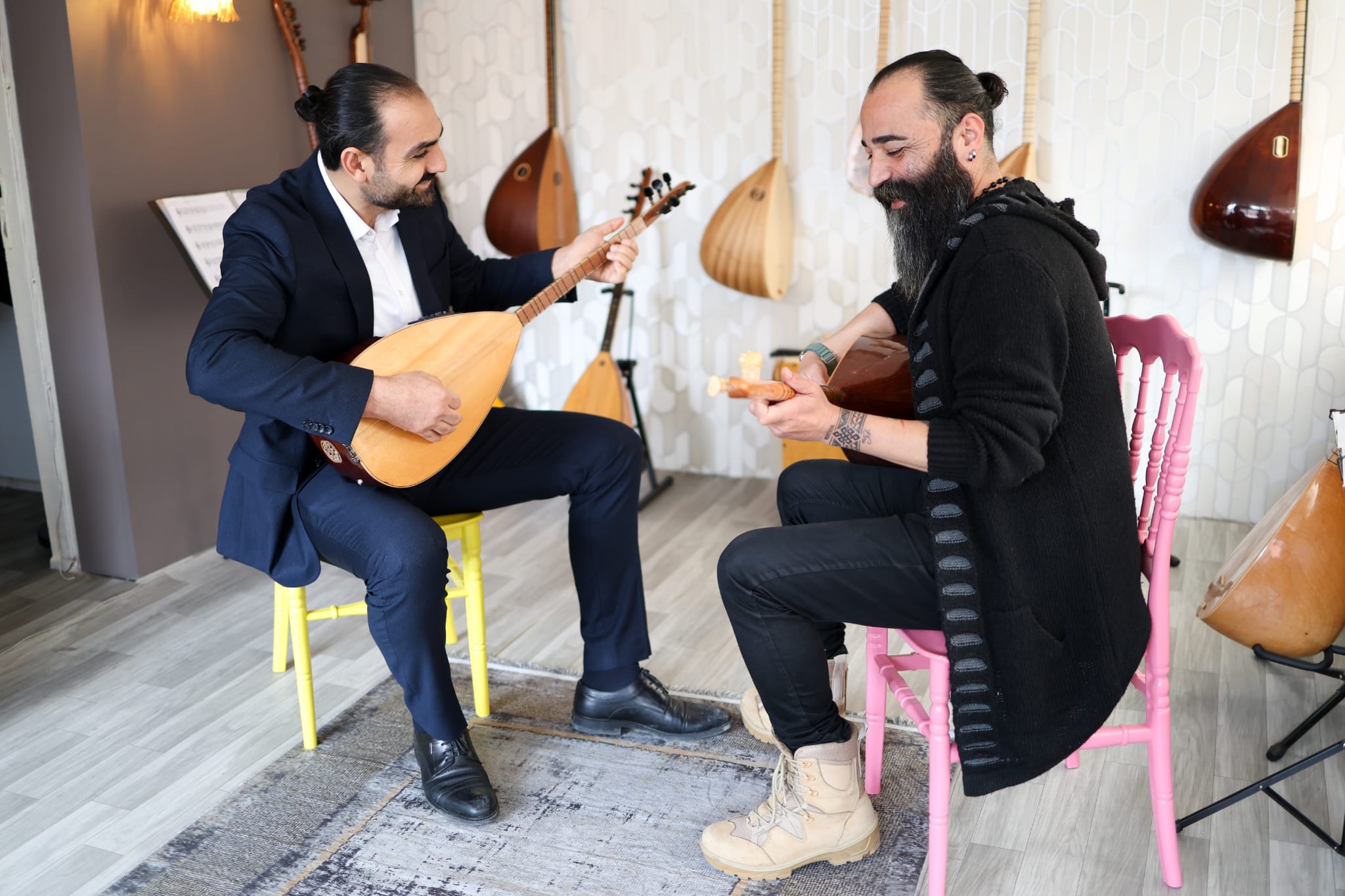 Bağımsız Bandırma Belediye Başkan Adayı Sinan Çalım, ziyaretleri kapsamında köşe