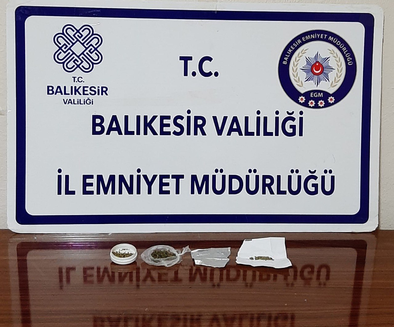 GÖNEN’DE ZEHİR TACİRLERİNE GÖZ AÇTIRILMIYOR Gönen İlçe Emniyet Müdürlüğü zehir tacirlerine karşı mücadelesini sürdürüyor. Bu