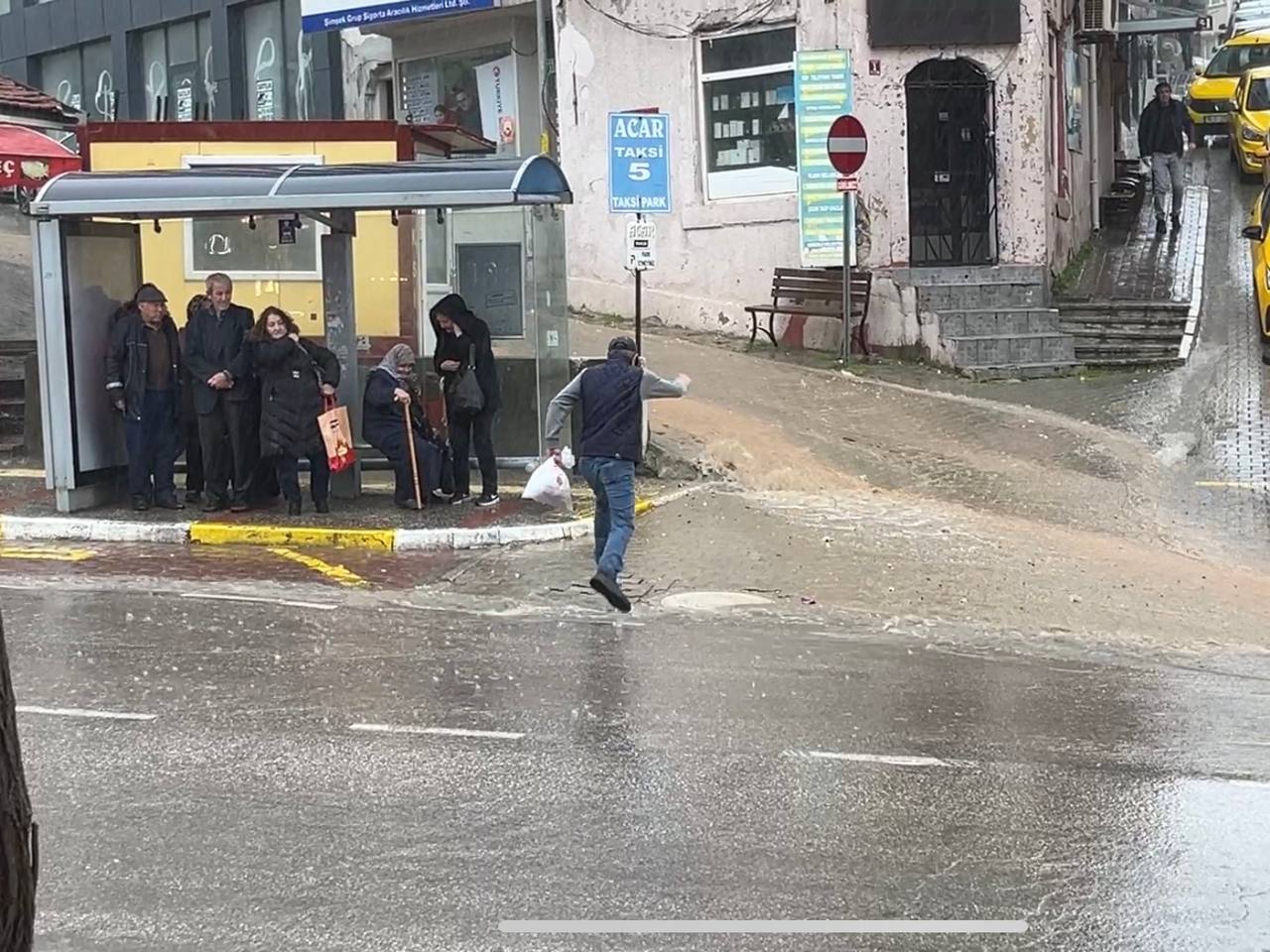 Balıkesir’in Bandırma ilçesinde ani bastıran sağanak yağış 10 dakikada hayatı