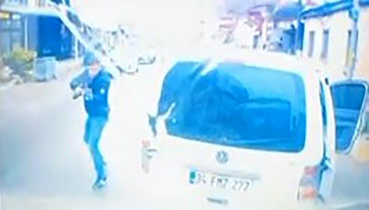Yol verme tartışması silahlı saldırıya dönüştü Balıkesir’in Ayvalık ilçesinde ticari araç sürücüsü ile toplu taşıma aracı