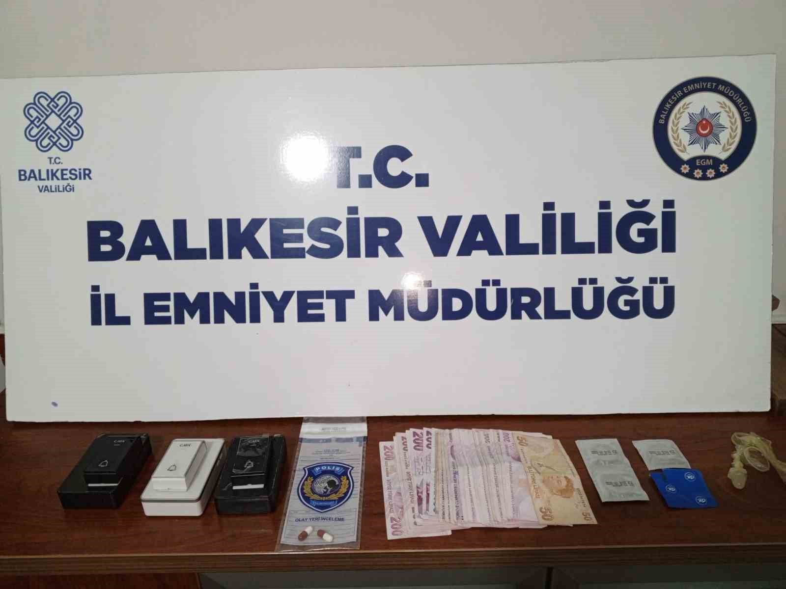 Bandırma’da masaj salonuna fuhuş operasyonu Balıkesir’in Bandırma ilçesinde emniyet ekiplerinin fuhuş yapıldığını tespit ettiği masaj