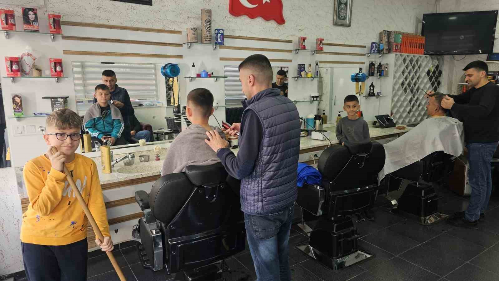 Balıkesir’in Bandırma ilçesinde Ramazan Bayramı’nın yaklaşması ile birlikte kuaför ve