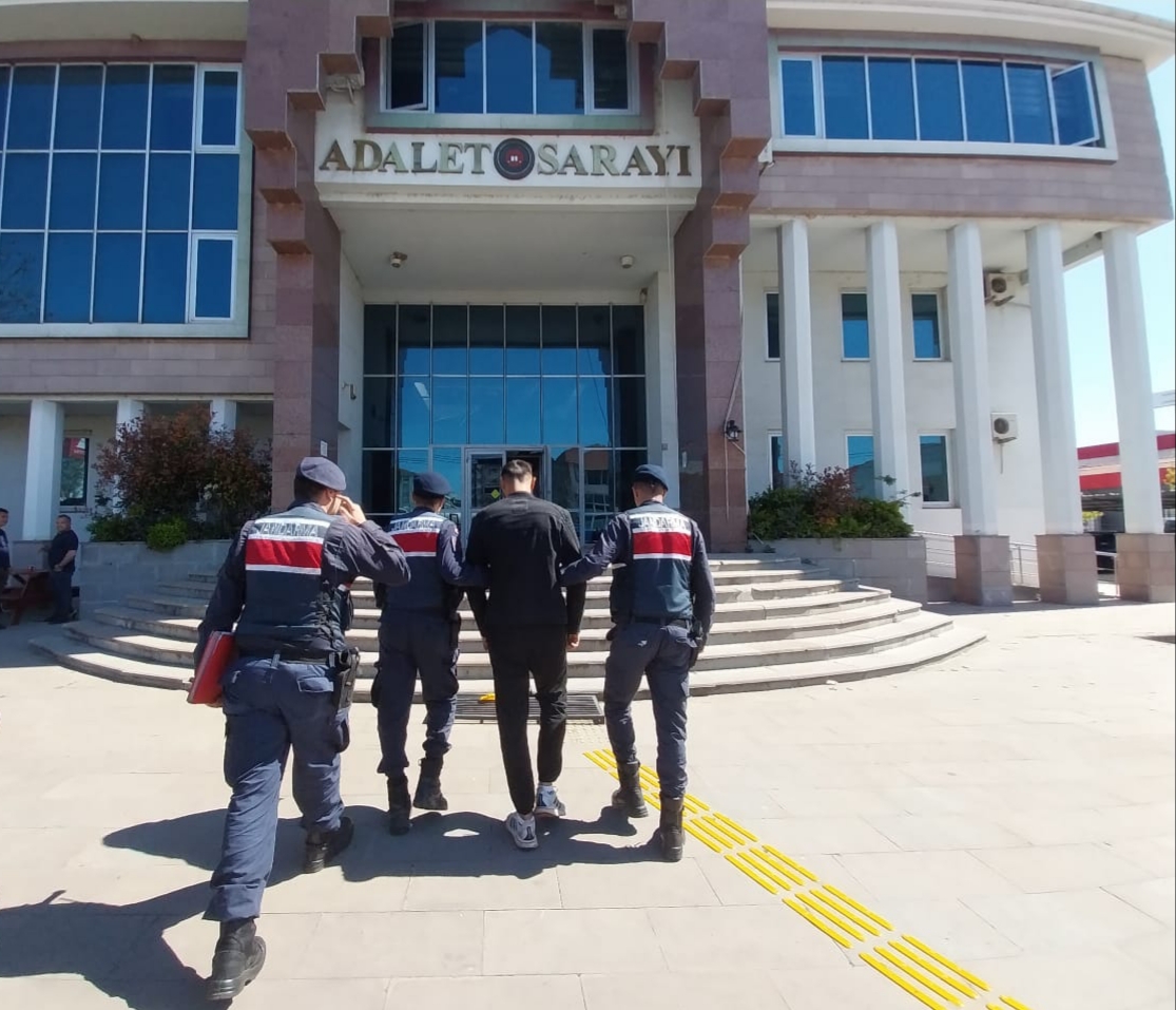 DEAŞ PROPAGANDASI YAPAN ŞÜPHELİ SUSURLUK’TA YAKALANDI Balıkesir’in Susurluk ilçesinde, DEAŞ Silahlı Terör Örgütü propagandası yapmak suçundan