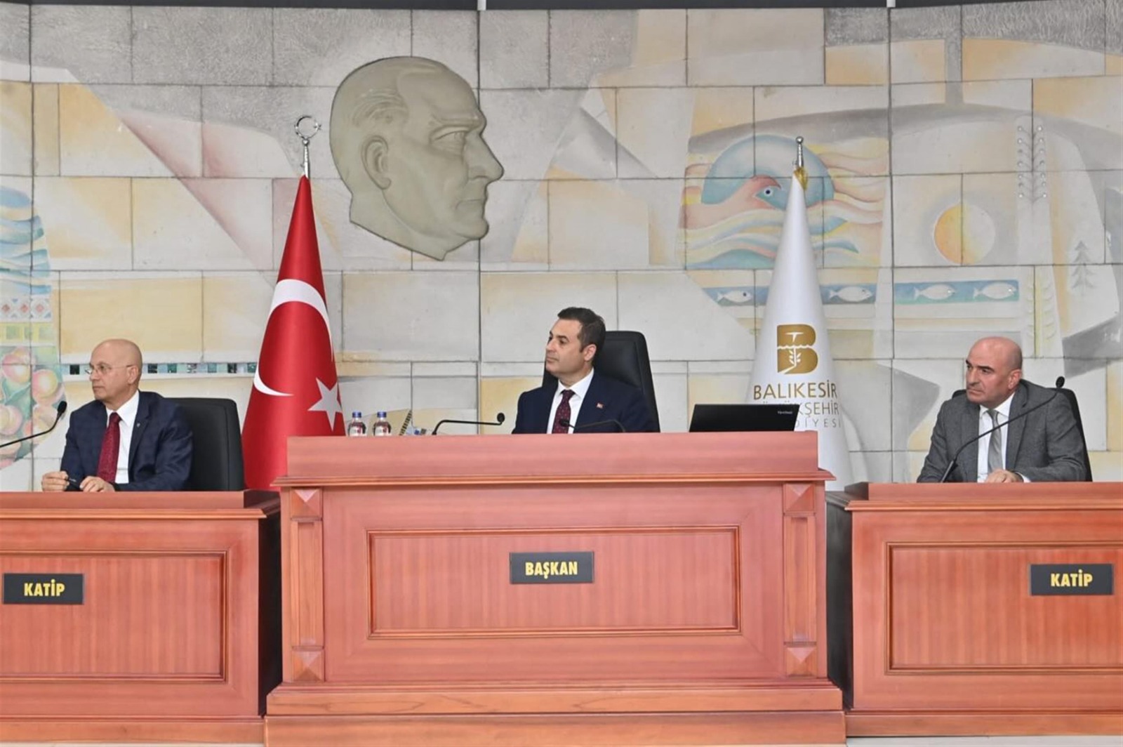 BAŞKAN AHMET AKIN, YÖNETİCİLERLE İLK TOPLANTISINI YAPTI Balıkesir Büyükşehir Belediye Başkanı Ahmet Akın, görevi devraldıktan hemen sonra