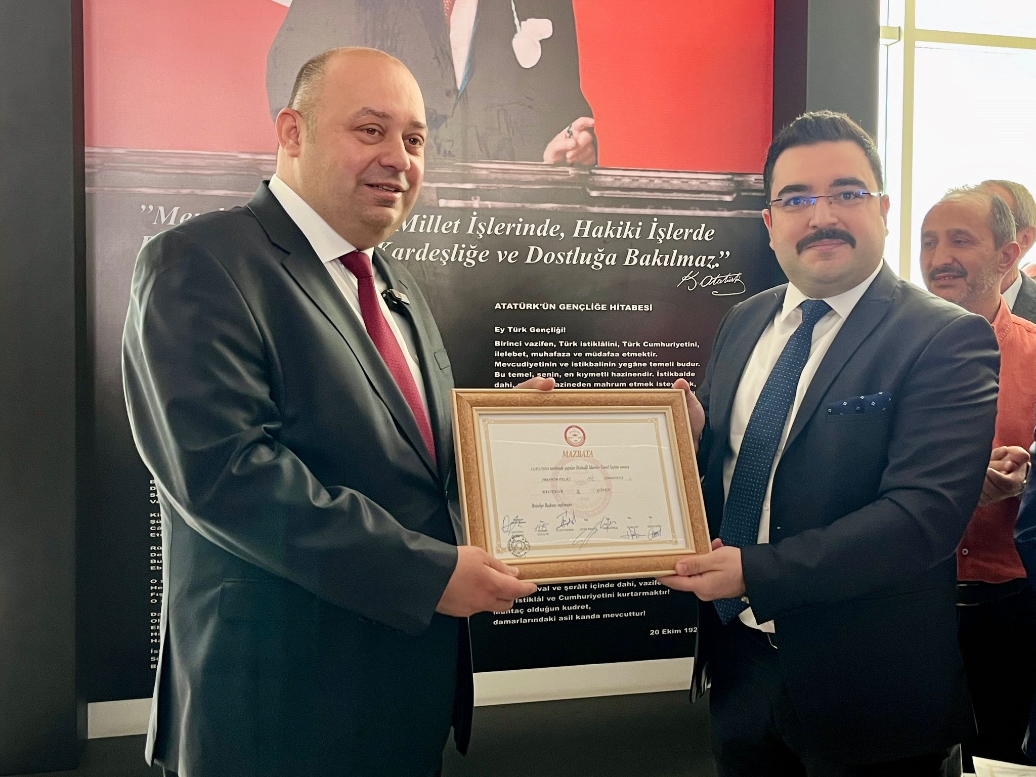 İBRAHİM PALAZ GÖNEN BELEDİYE BAŞKANLIĞI MAZBATASINI ALDI 31 Mart 2024 Yerel Seçimleri’nde ikinci kez Gönen Belediye Başkanı