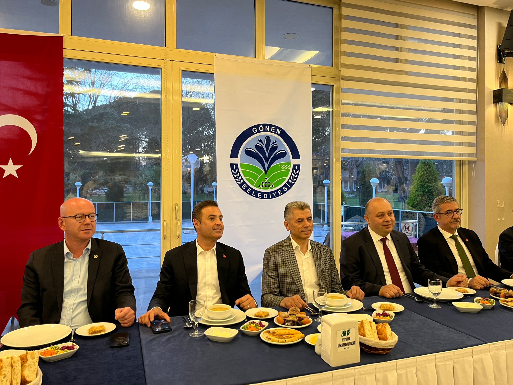 GÖNEN BİRLİK VE BERABERLİK SOFRASINDA BULUŞTU Gönen Belediye Başkanı İbrahim Palaz’ın ev sahipliğinde düzenlenen iftar programında