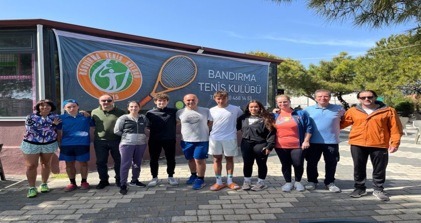 TENİSTE BAHAR KUPASI HEYECANI BANDIRMA’DA YAŞANIYOR Türkiye Tenis Federasyonu tarafından düzenlenen “Büyükler Bahar Kupası Türkiye Serisi-3”