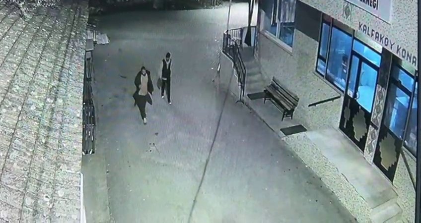 GÖNEN’DE MOTOSİKLET ÇALAN HIRSIZLAR KISA SÜREDE YAKALANDI Balıkesir’in Gönen ilçesinde bir motosikleti çalan şüpheliler güvenlik kameralarının incelenmesi