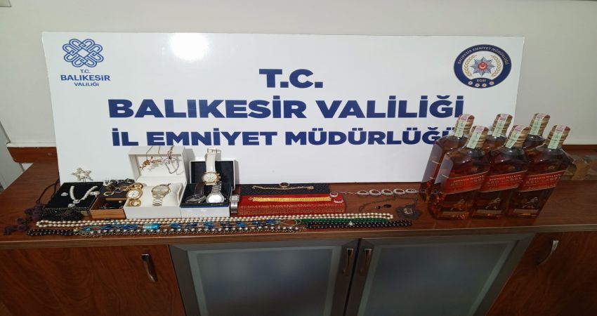 BANDIRMA’DA BİR EVİ SOYAN ŞÜPHELİ TUTUKLANDI Balıkesir’in Bandırma ilçesinde meydana gelen hırsızlık olayının şüphelisi, çaldığı malzemelerle