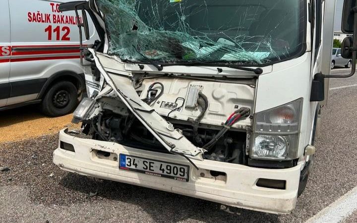 GÖNEN’DE TRAFİK KAZASI: 1 KİŞİ YARALANDI Balıkesir’in Gönen ilçesinde bir traktör ve kamyonetin karıştığı trafik kazasında