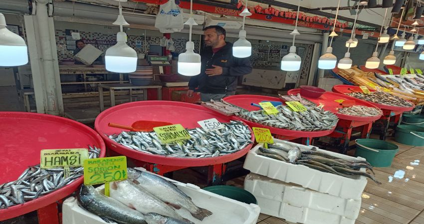EN LEZZETLİ BALIK MEVSİM BALIĞIDIR Balıkesir Büyükşehir Belediyesi Bandırma Su Ürünleri Hali’nde mevsim balıkları tezgahlarda