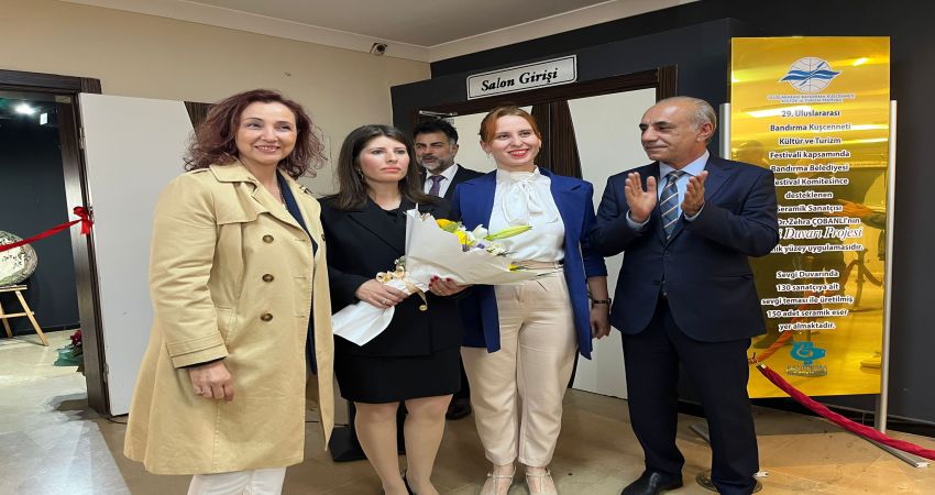 ÜMİT BADEMCİ, YÜREĞİNDE AÇANLARI SANATA DÖNÜŞTÜRDÜ Bandırma Belediyesi Kültür ve Sanat Etkinlikleri kapsamında düzenlenen Ümit Bademci’ye