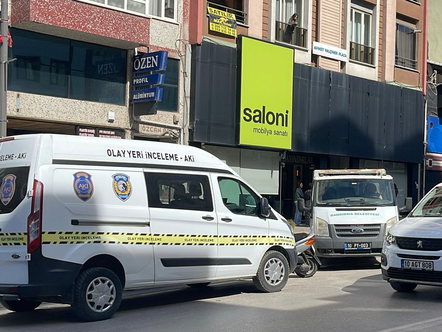Balıkesir’in Bandırma ilçesinde cam silerken dengesini kaybeden kadın, 6. kattan