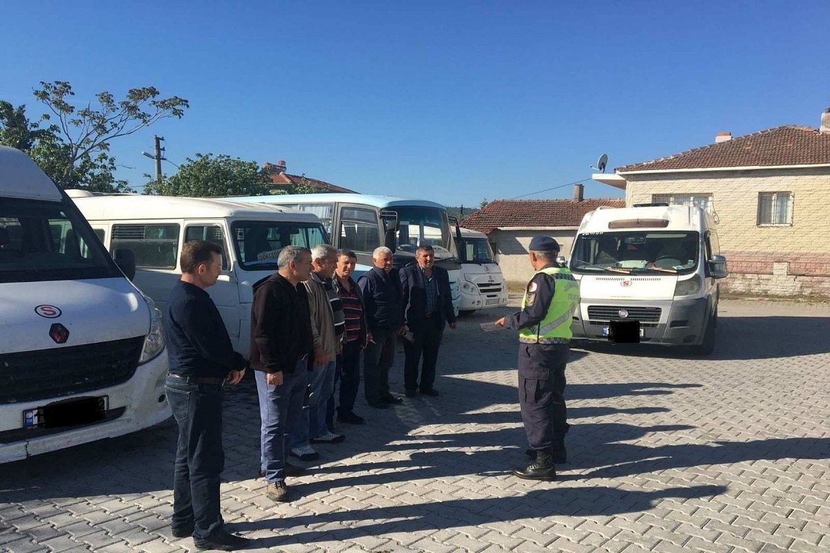 Balıkesir Jandarma ekipleri, okul önleri ve çevresinde gerçekleştirdiği denetimlerde arama kaydı