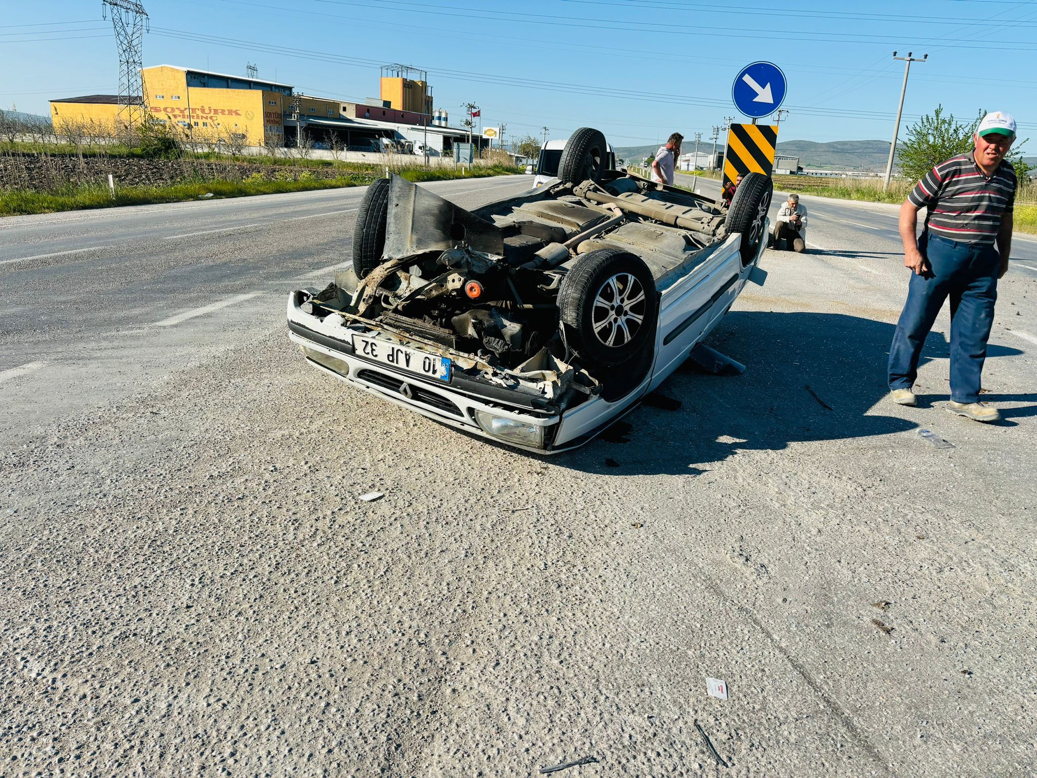 GÖNEN’DE TRAFİK KAZASI: 4 YARALI Balıkesir’in Gönen ilçesinde meydana gelen trafik kazasında aynı otomobilin içindeki