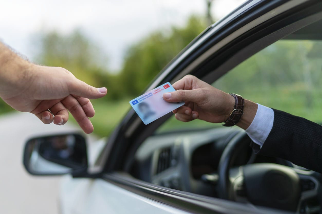 Ehliyet alımı ve yenilemede yeni dönem! Uyku apnesi testini geçemeyen trafiğe çıkamayacak Karayolları Trafik Yönetmeliği’nde yapılan değişiklikle birlikte, ehliyet alımı ve yenileme
