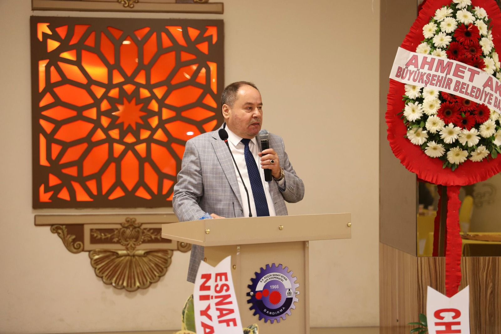 BANDIRMA KÜÇÜK SANAYİ KOOPERATİFİ’NDE YENİ DÖNEM: HAYRİ ÖZDEN BAŞKAN SEÇİLDİ Bandırma Küçük Sanayi Kooperatifi’nin Olağan Genel Kurulu’nda, Hayri Özden kooperatifin