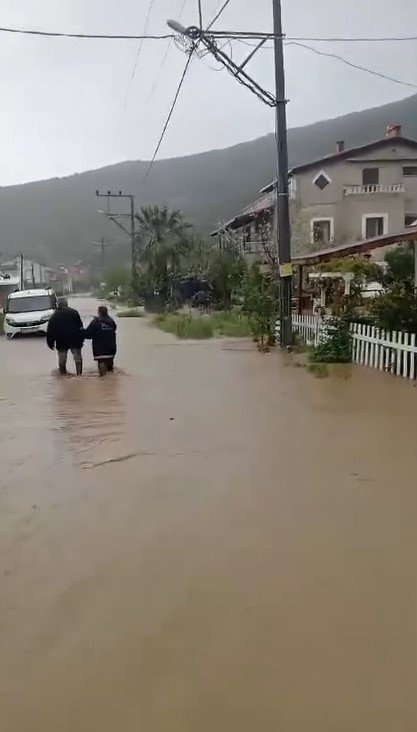 Kapıdağ’da su baskınları Balıkesir’in Erdek ilçesi kırsalında bulunan Kapıdağ bölgesinde sağanak yağış su