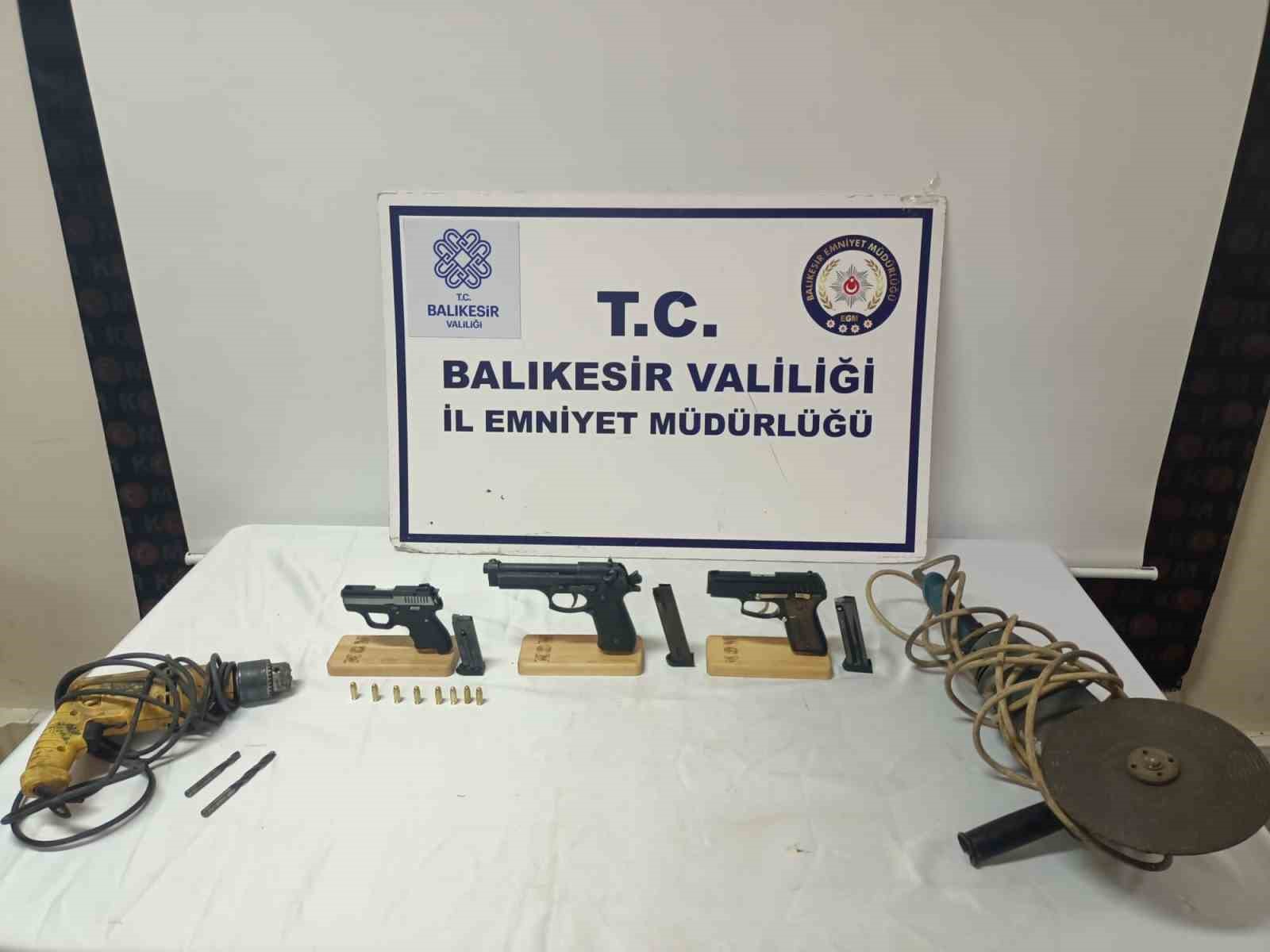 Balıkesir’in Edremit ilçesinde KOM ekipleri tarafından yapılan operasyonda kurusıkı tabancaları