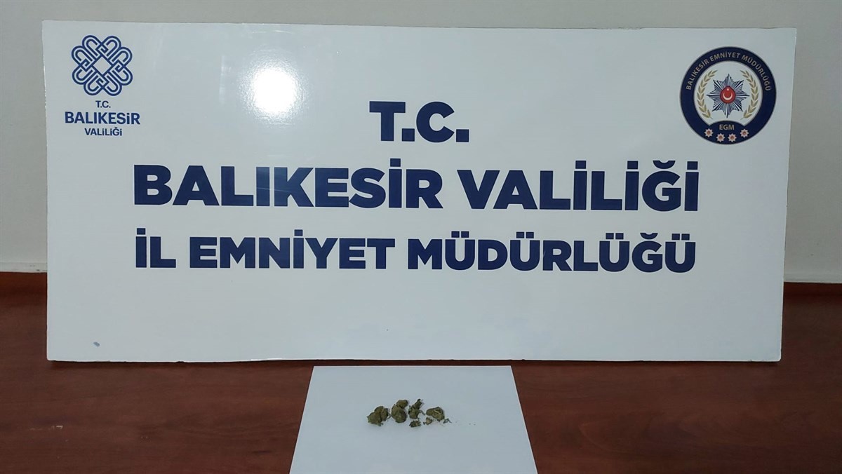 Bandırma’da uyuşturucuya geçit yok Bandırma’da rutin kontrol çalışmasında bir şahsın üzerinden uyuşturucu madde çıktı.