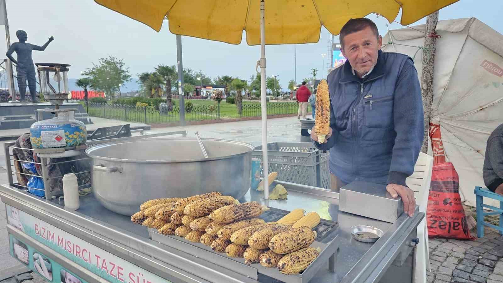 Bandırma’da süt mısırı tezgâhlarda yerini aldı Bandırma’da süt mısırının satışı başladı. Yaz mevsiminin gelmesiyle birlikte Cumhuriyet