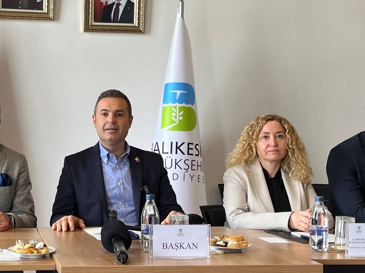 AHMET AKIN BANDIRMA’DA HALKLA BULUŞTU: BANDIRMA İÇİN YOL HARİTASI HAZIR Balıkesir Büyükşehir Belediye Başkanı Ahmet Akın, Bandırma’da halk buluşması gerçekleştirdi.