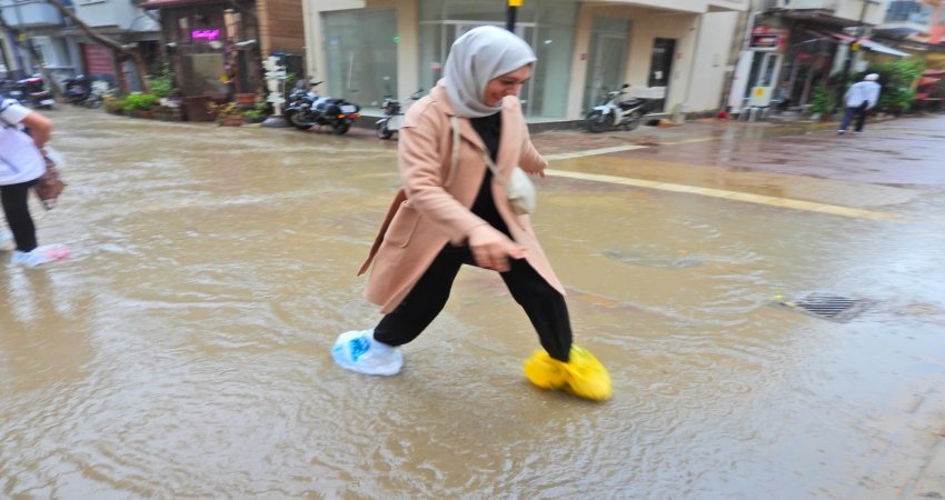 Erdek’te şiddetli yağış ilginç görüntülere sahne oldu Erdek’te etkili olan sağanak yağış nedeniyle yollar yine göle döndü.