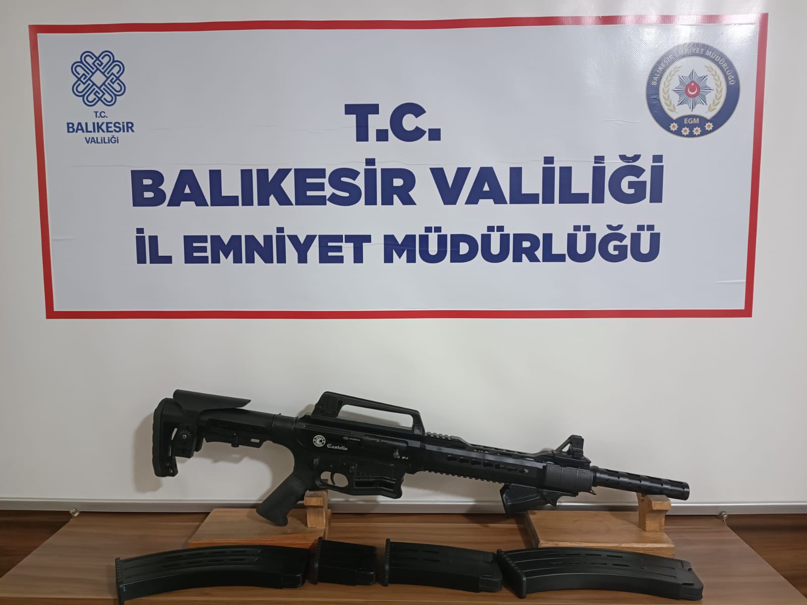 BANDIRMA’DA HUZUR UYGULAMASI: RUHSATSIZ TÜFEKLER HAYRETE DÜŞÜRDÜ Balıkesir’in Bandırma ilçesinde şok asayiş, trafik, narkotik ve huzur uygulaması