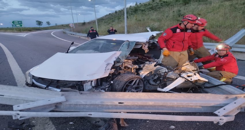 Refüje çarpan araç perte çıktı: Aynı aileden 1 kişi öldü, 3 kişi yaralandı Bursa’nın Mustafakemalpaşa ilçesinde kontrolden çıkıp refüje çarpan otomobilde bulunan baba