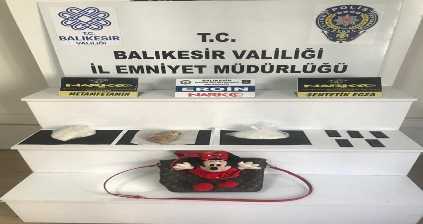 Uyuşturucu tacirleri, çizgi film karakteri Mickey Mouse karakterini zula olarak kullanıp uyuşturucu sakladı Balıkesir’de uyuşturucu tacirlerine yapılan operasyonda bir kadın polis memurunun dikkatini