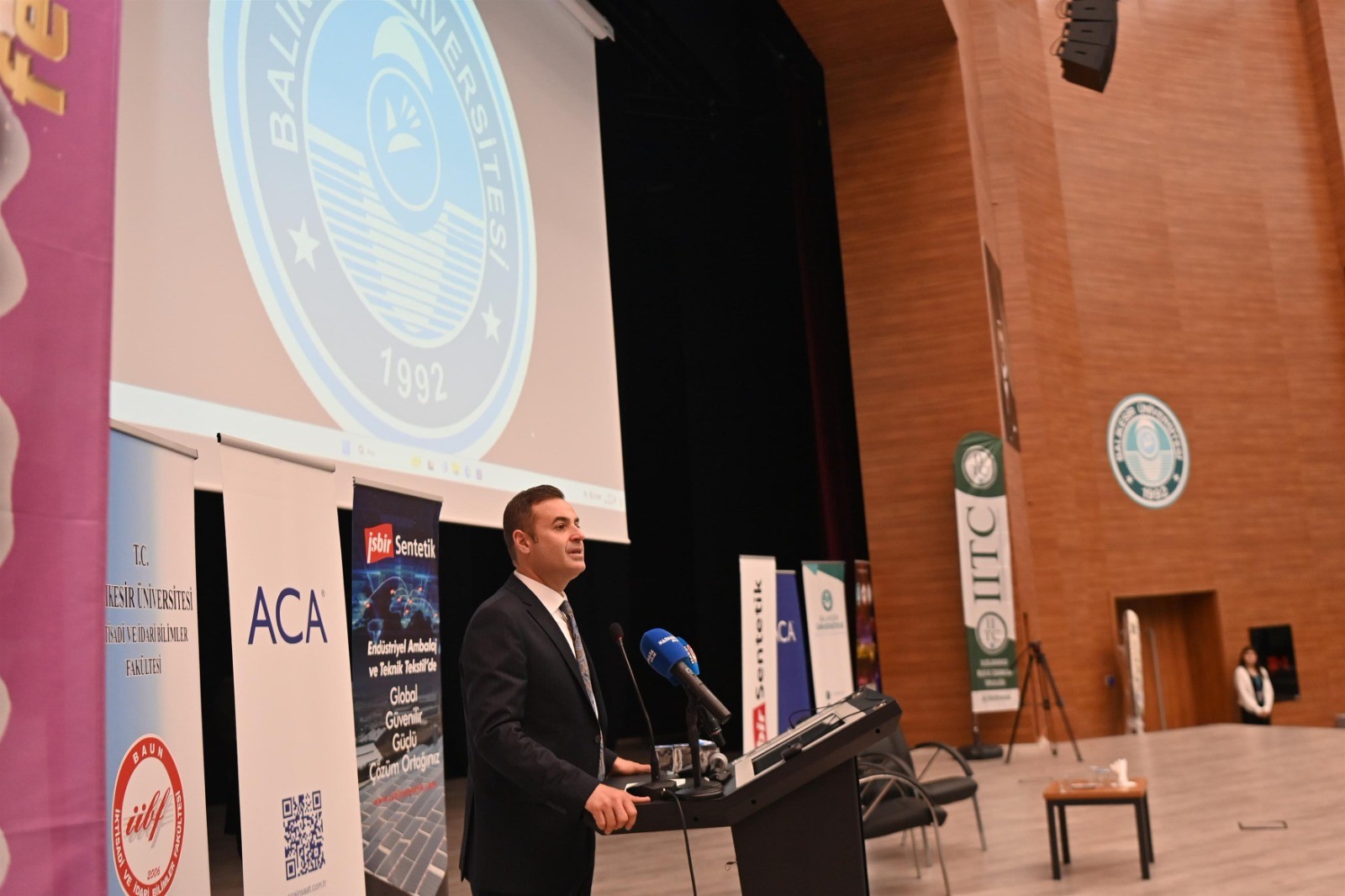 Balıkesir’de gençler için İstihdam Ofisleri açılıyor Balıkesir Üniversitesi ve Uluslararası Bilgi Teknolojileri Topluluğu’nun ortaklaşa düzenlediği ‘Wowofest-Öğrenci İşi