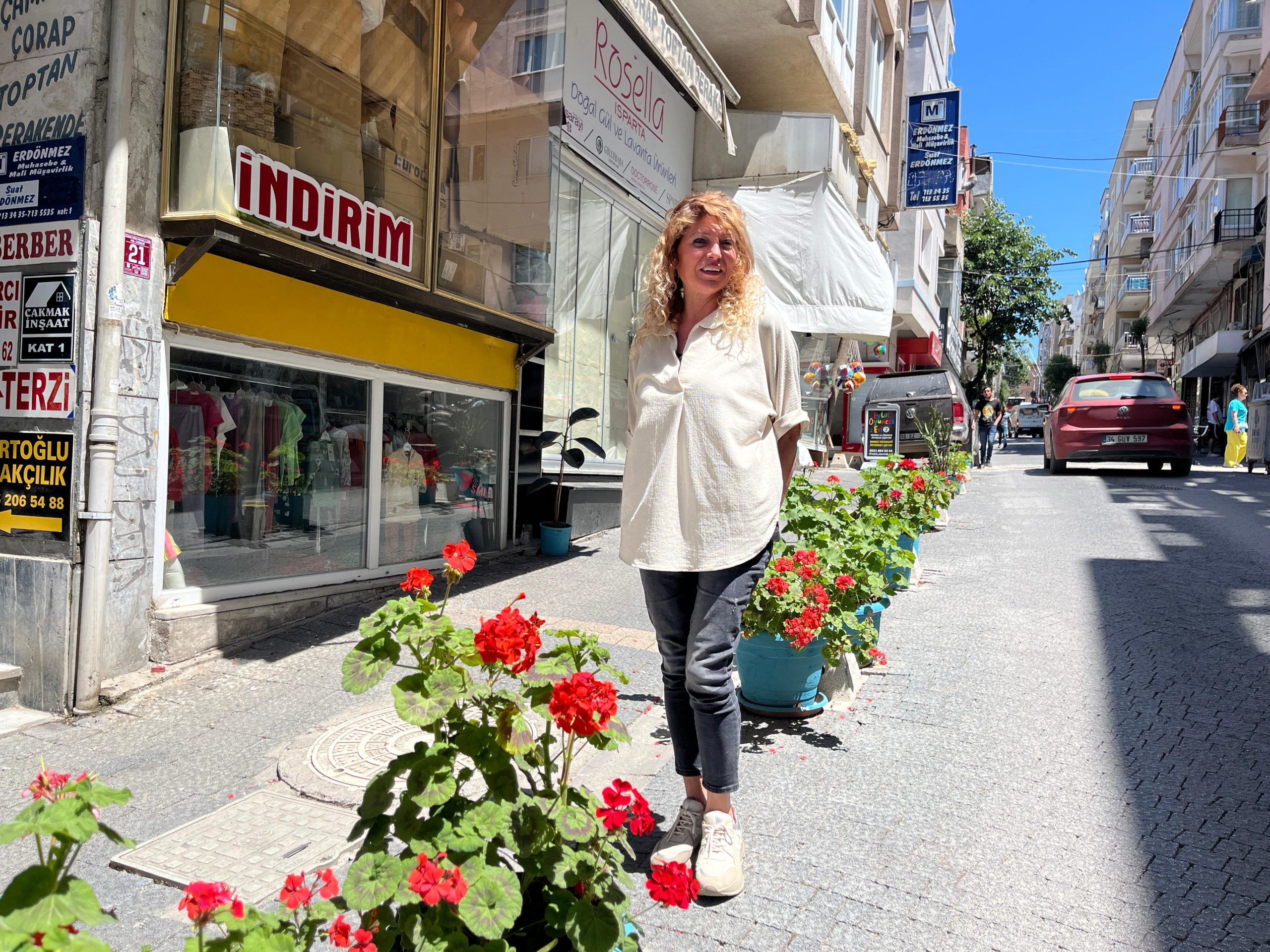 BANDIRMA’DA KADIN ELİ DEĞEN SOKAK ÇİÇEK AÇTI Bandırma’da kadın elinin değdiği sokak deyim yerindeyse çiçek bahçesine döndü.