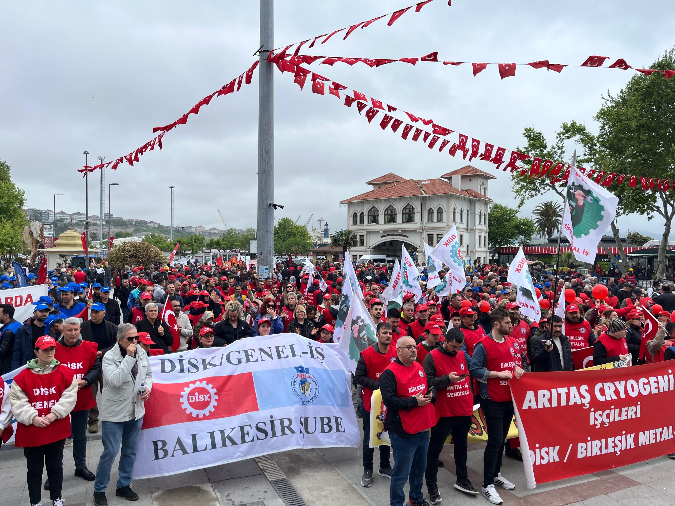 1 MAYIS BANDIRMA’DA KUTLANDI Balıkesir’in Bandırma ilçesinde, “1 Mayıs İşçi Bayramı” dolayısıyla yürüyüş ve
