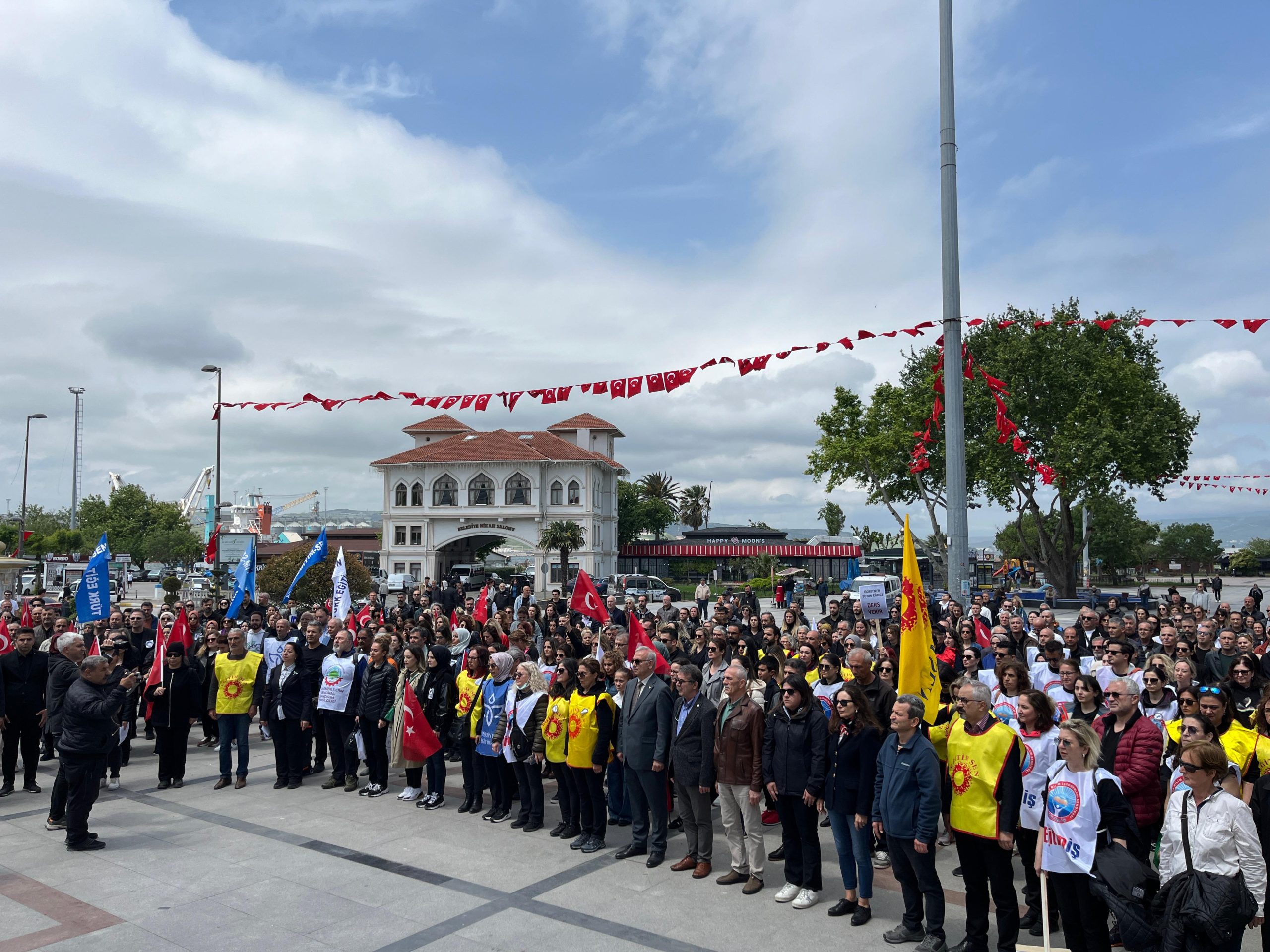 EĞİTİM SENDİKALARI ÖLDÜRÜLEN EĞİTİMCİ OKTUGAN İÇİN TEK YÜREK OLDU Bandırma’da okul müdürü İbrahim Oktugan’ın öğrencisi tarafından silahlı saldırı sonucu