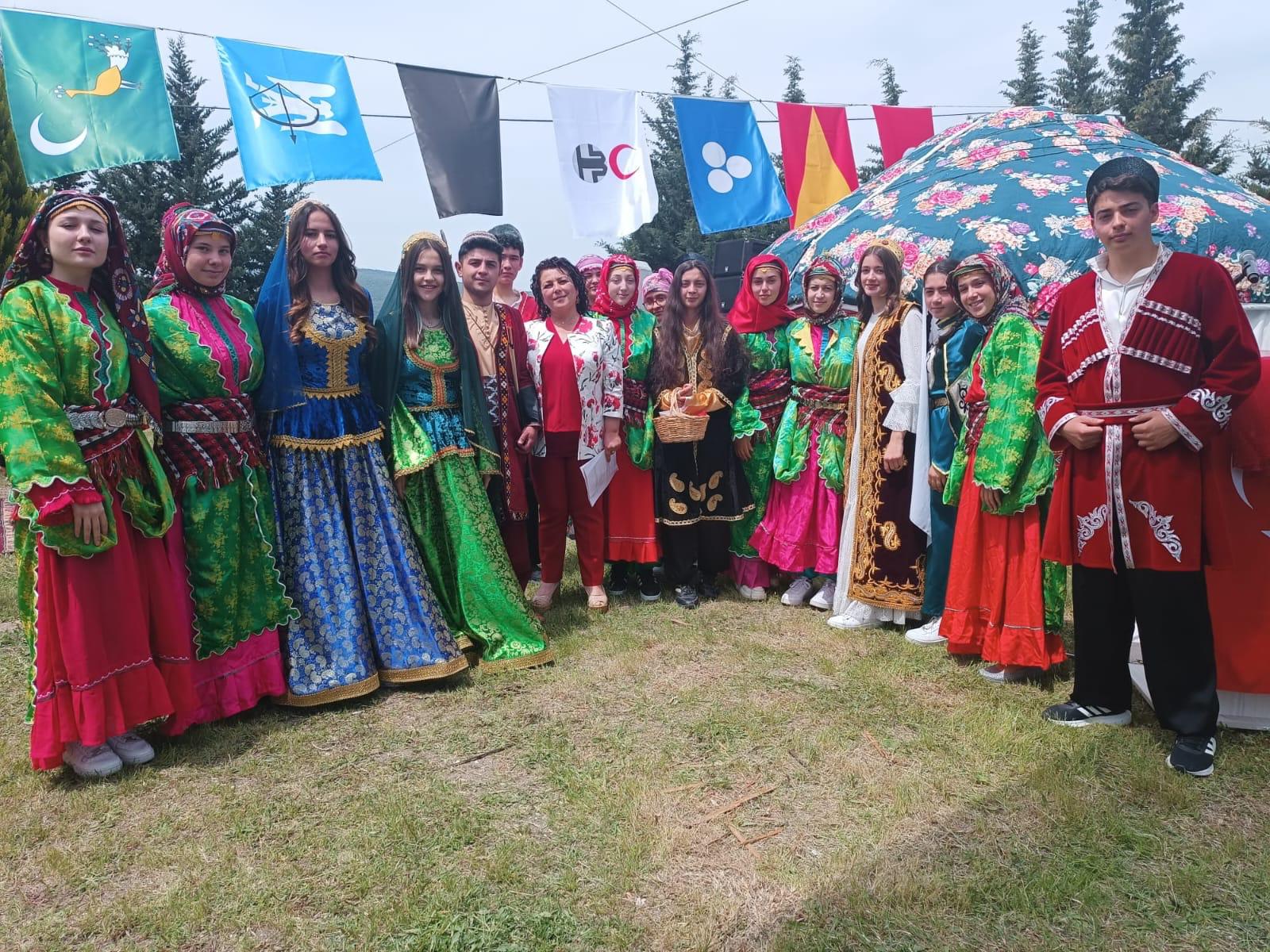MANYAS’TA UNUTULMAYA YÜZ TUTMUŞ ORTA ASYA GELENEKLERİ TANITILDI Balıkesir’in Manyas ilçesinde,”Unutulmaya yüz tutmuş Orta Asya Gelenekleri ” adı