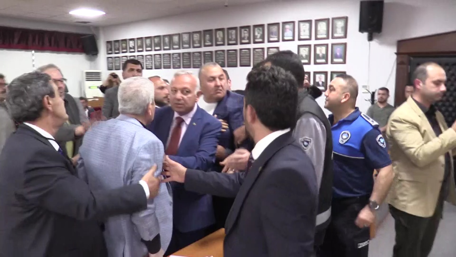 BANDIRMA BELEDİYE MECLİSİ’NDE GERGİNLİK: CANLI YAYINI KESTİLER Bandırma Belediyesi Mayıs Ayı Meclis Toplantısı’nda CHP ve AK Parti