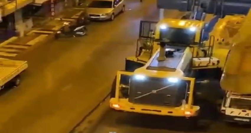 DEV İŞ MAKİNASI ERDEK’TE CADDEYE SIĞMAYINCA KAMU MALINI PARÇALAYARAK YOL ALDI Balıkesir’in Erdek ilçesinde limandaki gemiye geçiş yapmak için yol alan
