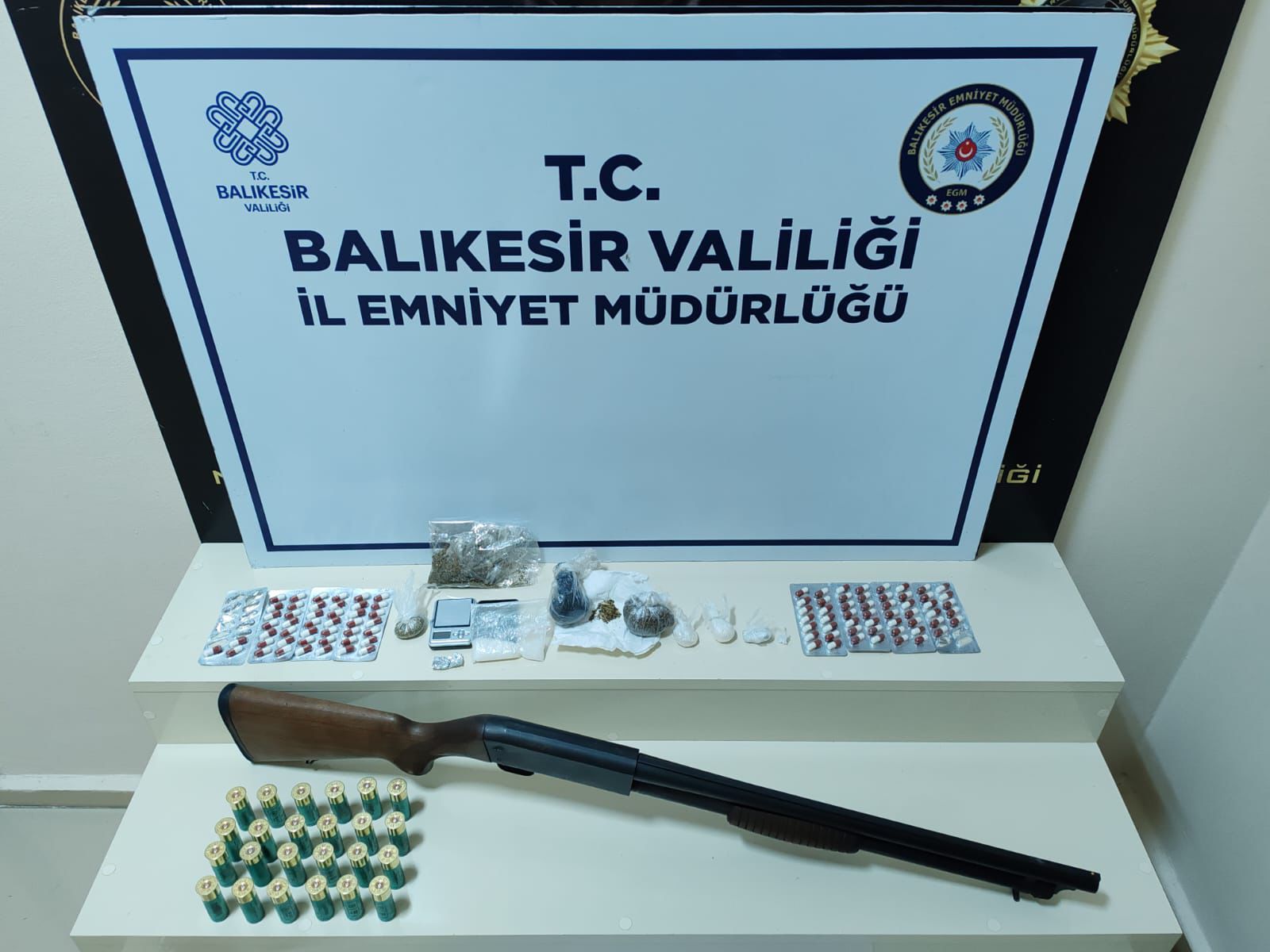 Bandırma’da uyuşturucu ticareti yaptığı saptanan 2 şüpheli yapılan operasyon sonucu