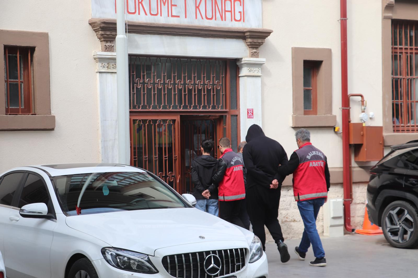 ERDEK MERKEZLİ DOLANDIRICILIK ŞEBEKESİ 40 VATANDAŞI BU YÖNTEMLE DOLANDIRDI! Balıkesir’in Erdek ilçesinde sahte internet sitesi kurarak oto yedek parçası