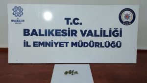 Bandırma’da rutin kontrol çalışmasında bir şahsın üzerinden uyuşturucu madde çıktı.