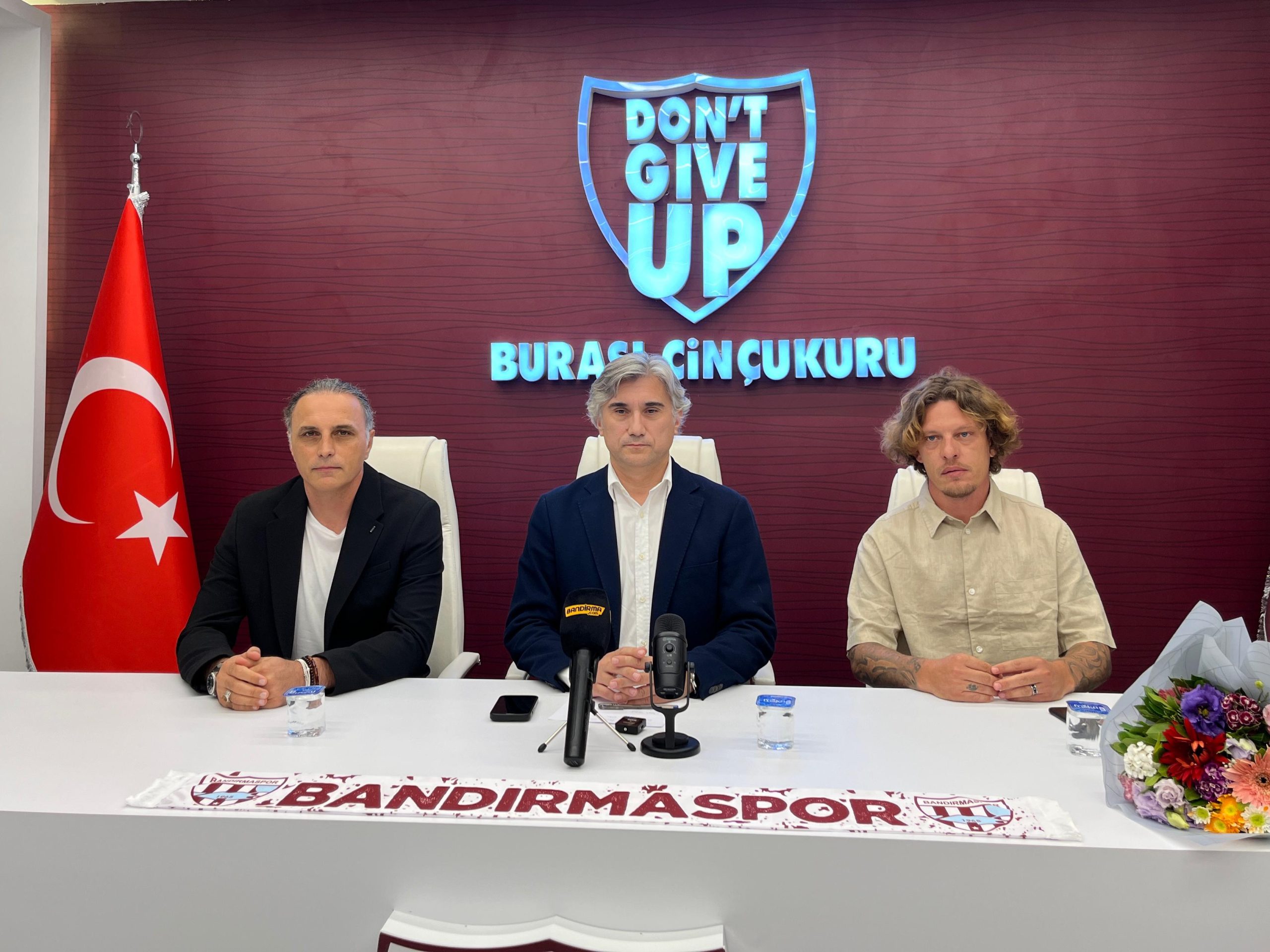 Bandırmaspor, Teknik Direktör Mustafa Gürsel ile 3 yıllık anlaşma imzalandı.