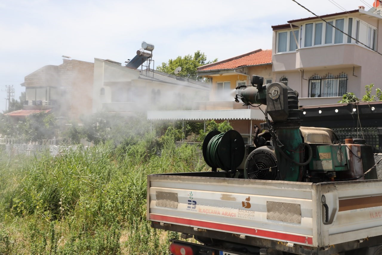 Balıkesir’in Edremit Belediyesi, sinek ve haşere sorununa karşı mücadelesini sürdürüyor.
