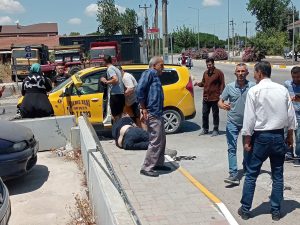 Balıkesir’in Gönen ilçesinde bir ticari taksi sürücüsü direksiyon başında rahatsızlanarak