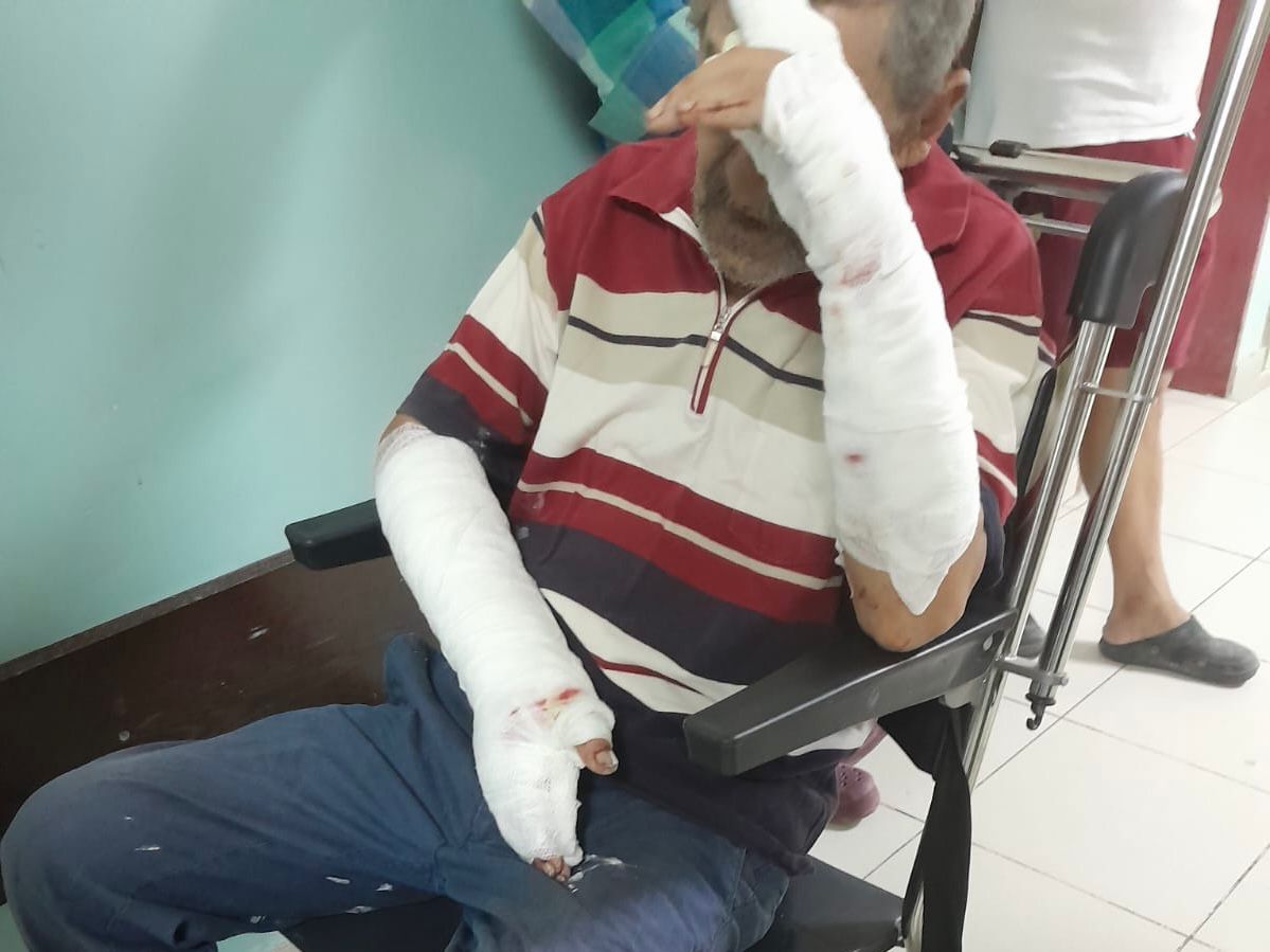 Balıkesir’in Manyas ilçesinde yaşayan İ.A. (67) köpeklerin saldırısına uğrayarak ciddi