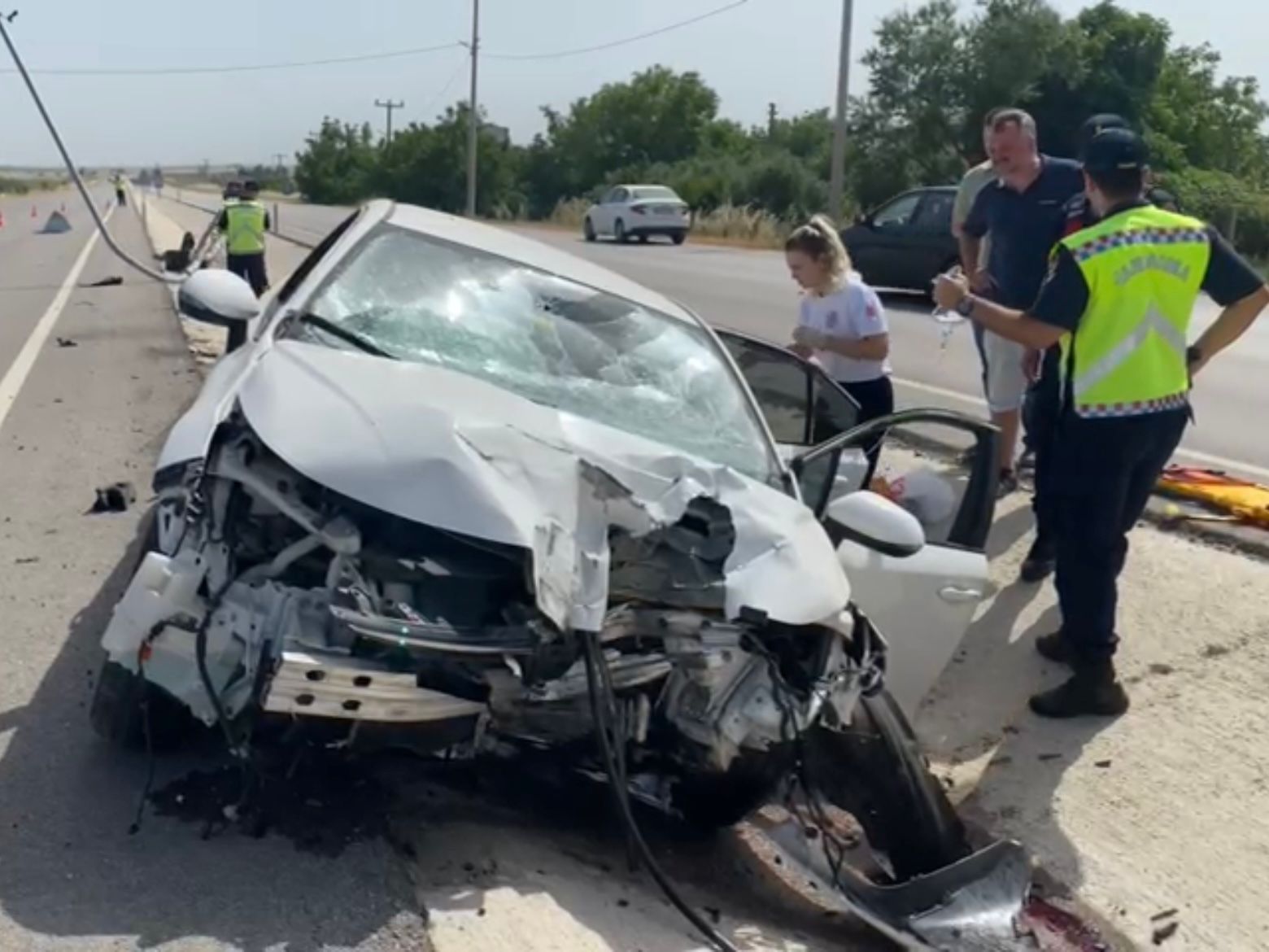 Gönen’de tek taraflı trafik kazası meydana geldi. Savrularak orta refüje