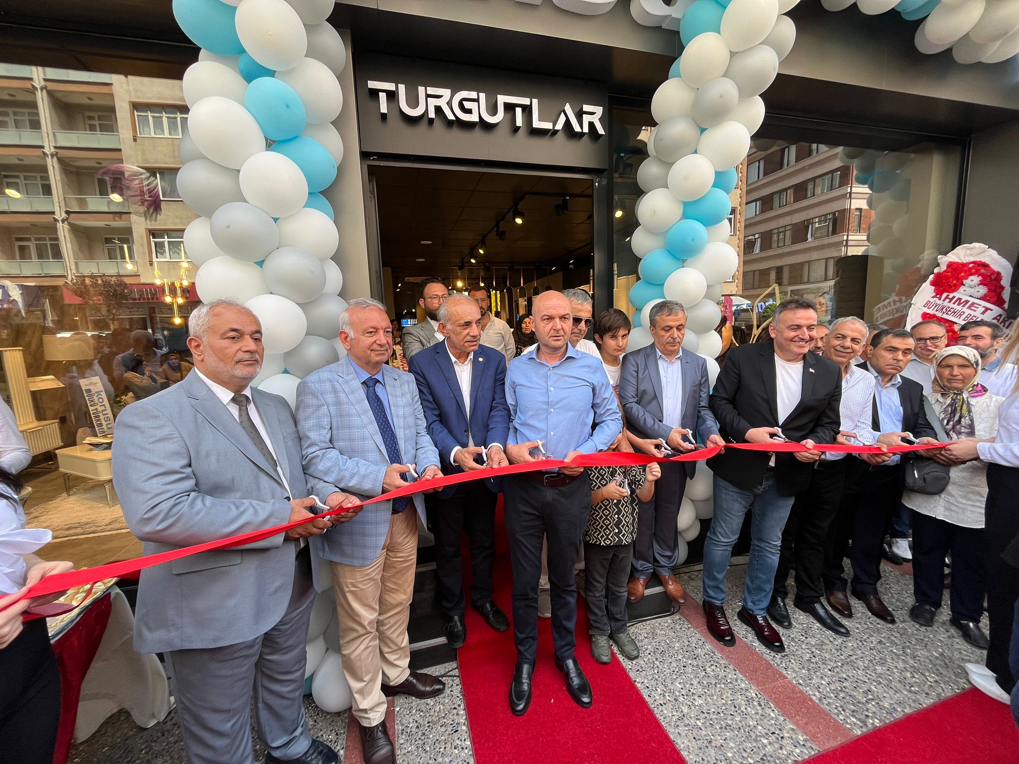 TURGUTLAR MOBİLYA İSTİKBAL İLE BÜYÜYOR Bandırma’da mobilya sektörünün en prestijli ve güvenilir işletmelerinden biri olan,