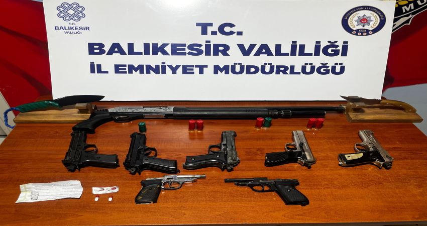 BANDIRMA’DA HALININ İÇİNE SAKLANAN UYUŞTURUCU TACİRİ YAKAYI ELE VERDİ Balıkesir’in Bandırma ilçesinde ikametine baskın yapılan uyuşturucu taciri kendini halı